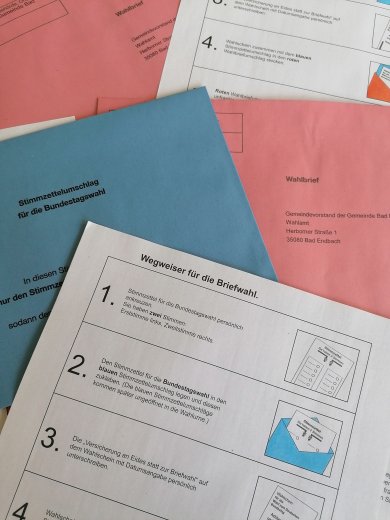 Wahlunterlagen Blauer Umschlag, roter Umschlag, Hinweis zum Ausfüllen