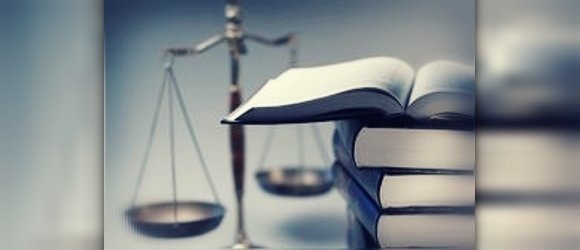 Ortsgericht Waage und Gesetzesbücher Gesetzesbücher und Waage
