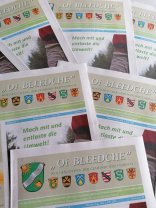 Stapel Wochenzeitung Ein Stapel aufeinanderliegender Wochenzeitungen Oi Bleedche