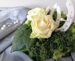 2 weiße Rosen in einem Strauß Hochzeit