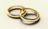 Eheringe 2 goldfarbene Eheringe, an einer Seite übereinandergelegt