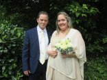 Brautpaar vor grüner Hecke Michael und Anna-Katharina Busch als Brautpaar