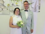 Brautpaar Horst Ludwig und Corina Birsner-Ludwig Brautpaar Horst Ludwig und Corina Birsner-Ludwig, Braut in weißem Kleid, Mann in grauem Anzug mit schwarzer Fliege